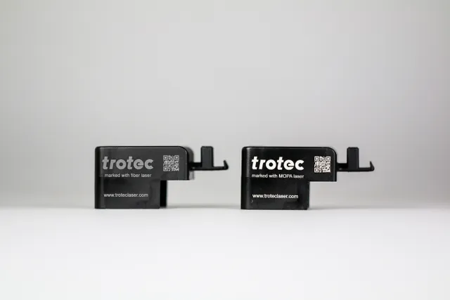 Le parti in plastica di Trotec sono state marcate con il laser a fibra e il laser MOPA per confronto.