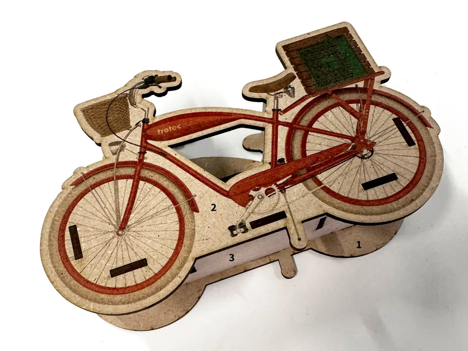 Modèle de vélo découpé et gravé au laser sur bois par Trotec grâce à la technologie laser CO₂.