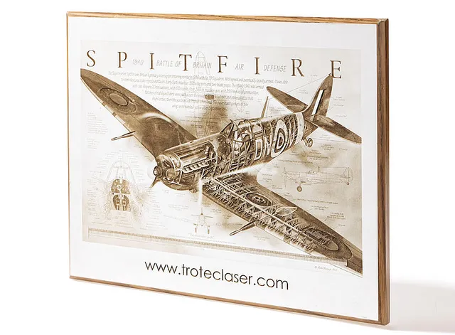 Detailliertes Spitfire-Flugzeugdesign mit dem Laserschneider von Trotec CO₂ auf Holz graviert