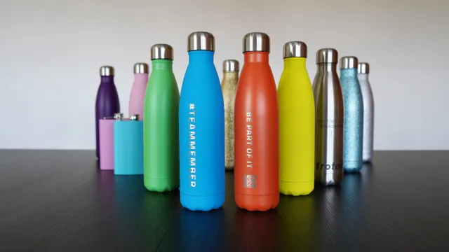 Bouteilles métalliques colorées gravées avec la machine de découpe laser Trotec à l'aide d'un marquage laser de texte et de logo personnalisable.