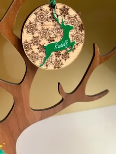 Adorno de reno de madera grabado con copos de nieve utilizando una cortadora láser Trotec CO₂.