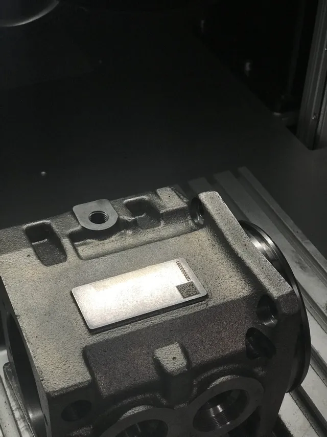 Trotec SpeedMarker Laserbeschriftung von QR-Code und Seriennummer auf einem Metallmotorblock