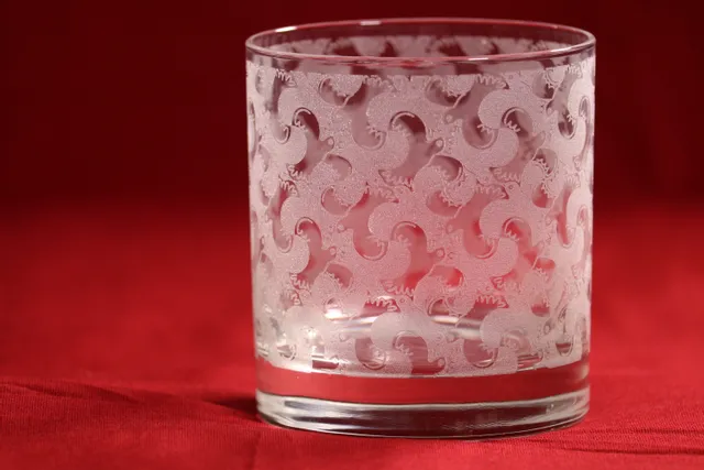 Vidrio grabado por láser con un patrón detallado creado con la máquina de grabado por láser Trotec CO₂