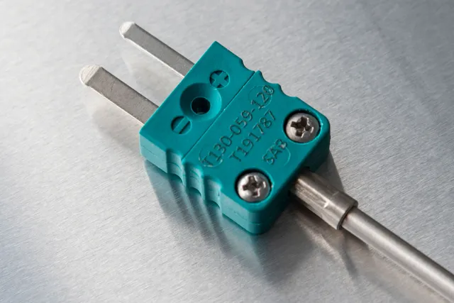 Mit dem Markierlaser SpeedMarker von Trotec mit der Seriennummer beschriftete Metallplatte