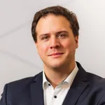 Professioneller Mann in Business-Kleidung vor einem Hintergrund mit Trotec-Motiven