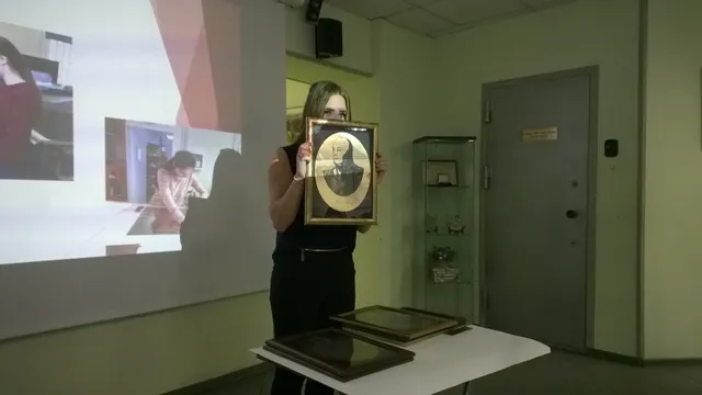 Präsentation eines gravierten Porträts, das mit einem Trotec Laserschneider erstellt wurde, während einer Vorführung im Klassenzimmer