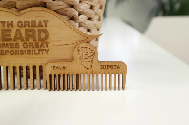 Peines de madera hechos con láser