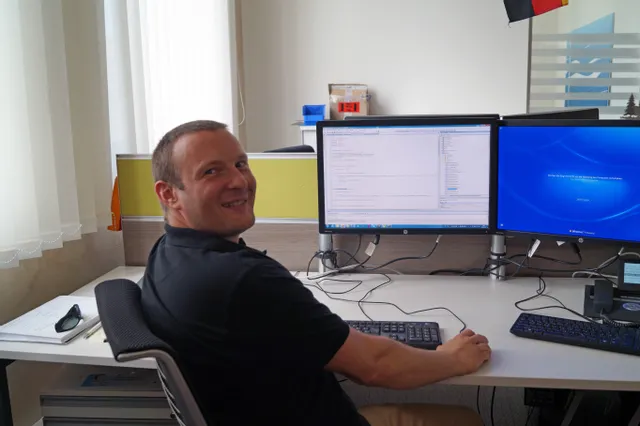 Trotec Software-Entwickler bei der Arbeit an der Ruby Laser Software an einem Dual-Monitor-Setup