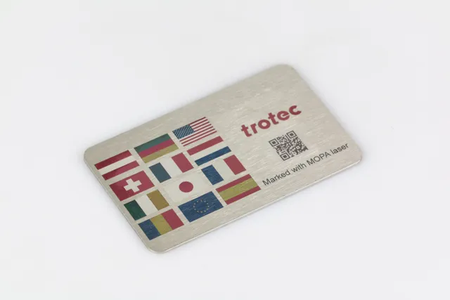 Biglietto di metallo con bandiere internazionali marcate dall'incisore laser Trotec MOPA