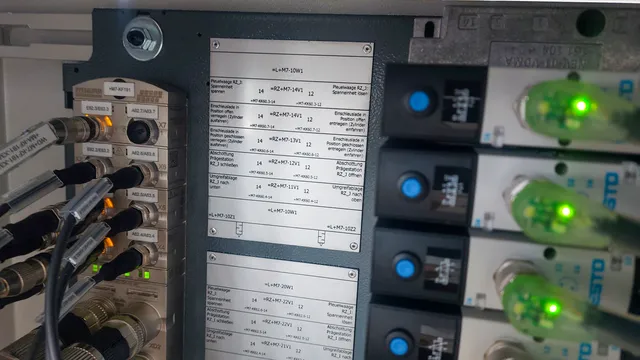 Interne Verdrahtung des Trotec Lasersystems mit gekennzeichneten Anschlüssen und aktiven Signalleuchten