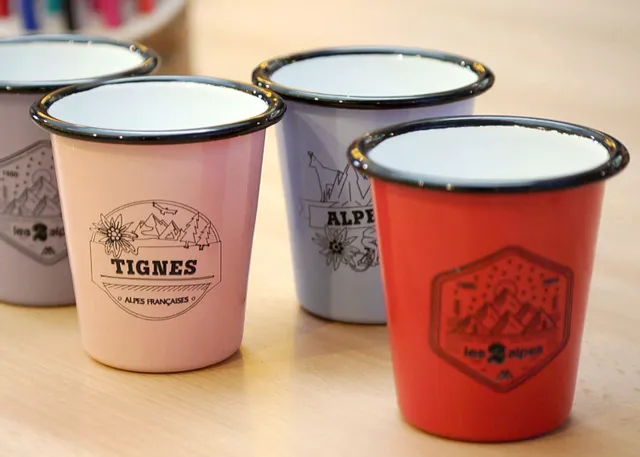 Copas de esmalte de colores con grabado láser detallado realizado con la tecnología de marcado láser Trotec