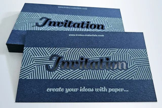 Lasergeschnittene Einladungskarte mit geometrischem Muster, hergestellt mit dem Trotec Laserschneider auf blauem Papier