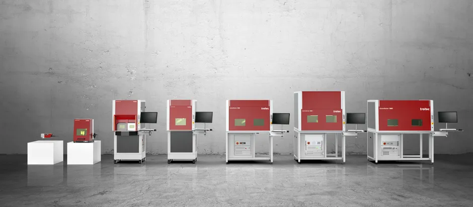 Máquinas de marcado láser de la serie SpeedMarker de Trotec con software Ruby alineadas contra un muro de hormigón