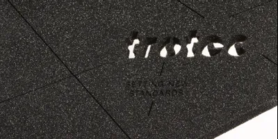 Trotec Laserschneiden von detaillierten Logos in schwarzen Schaumstoff mit hoher Präzision