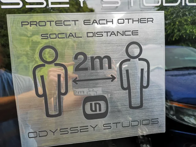 Laserowo grawerowany znak dystansu społecznego stworzony za pomocą wycinarki laserowej Trotec w Odyssey Studios.