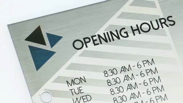 Lasergraverad metallskylt som visar företagets öppettider med hjälp av Trotecs lasermärkningsteknik