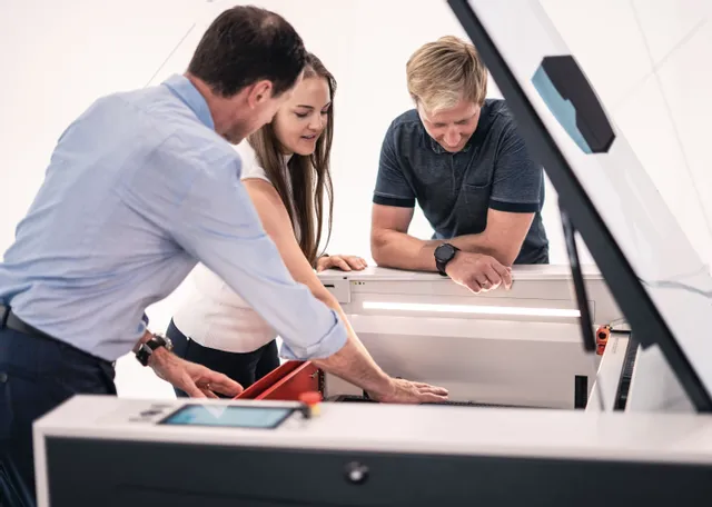 Team inspiziert Trotec Laserschneider der Speedy-Serie CO₂ mit integrierter Ruby® Software-Schnittstelle