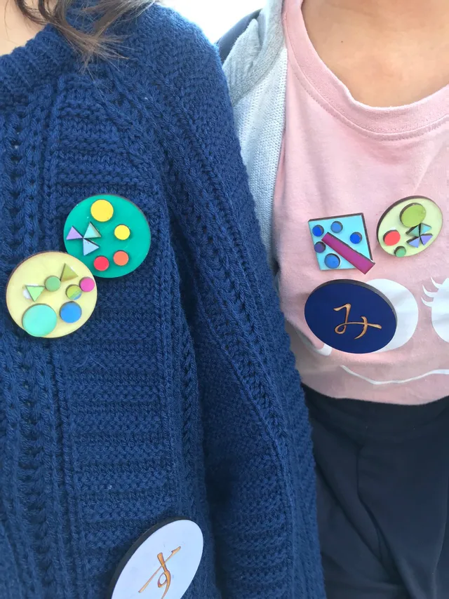 トロテック・レーザーカッターによるカラフルな木製ワッペン