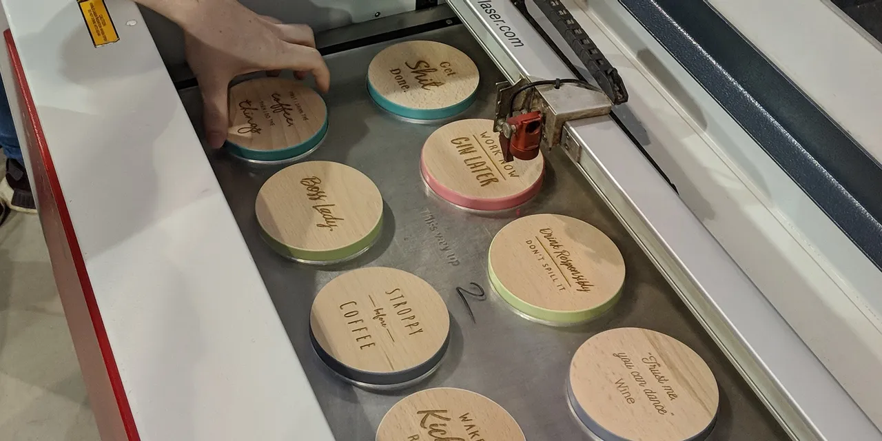 Trotec Speedy Laserschneider graviert individuelle Holzuntersetzer mit Ruby® Software-Schnittstelle