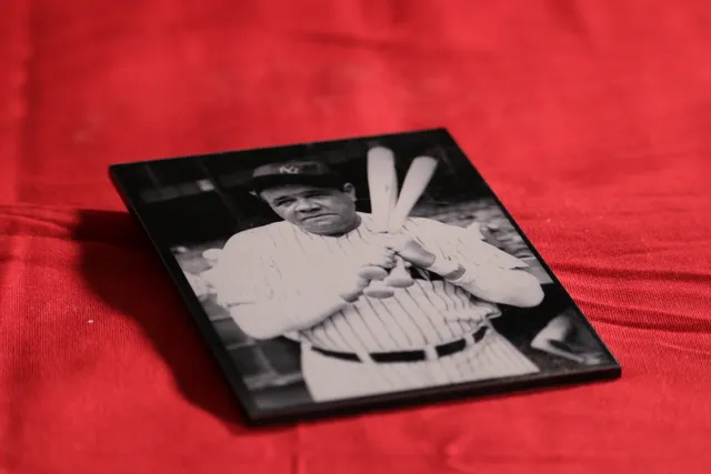 Fotografía grabada con láser sobre acrílico negro creada con la cortadora láser Trotec CO₂.