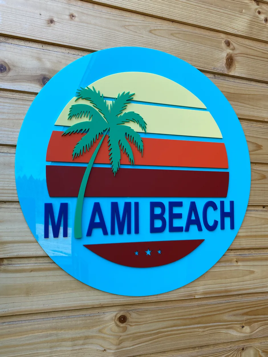 Cartel acrílico de Miami Beach cortado a láser con palmera, realizado con el grabador láser Trotec Speedy CO₂.