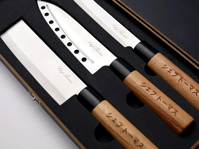 トロテック・レーザーのマーキング精度が際立つ、シェフナイフのレーザー彫刻機。