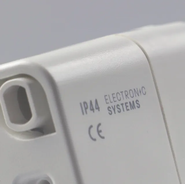 Nahaufnahme des Gehäuses eines elektronischen Bauteils der Schutzklasse IP44, beschriftet mit CE-Kennzeichnung und technischem Diagramm