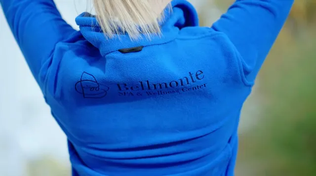Lasergraveret Bellmonte SPA-logo på blå fleece ved hjælp af Trotec-lasermærkningsteknologi