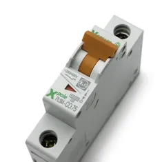Primer plano del disyuntor en miniatura Xpole PLSM-C0,75 con marcas de tensión etiquetadas