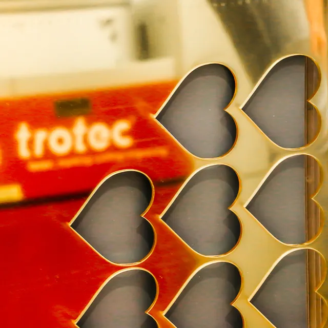 Trotec-laserskærer skaber præcise hjerteformer af akrylplader