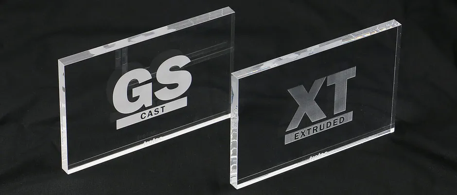 使用卓泰克 CO₂ 激光切割机激光雕刻的丙烯酸样品，标有 GS Cast 和 XT Extruded。
