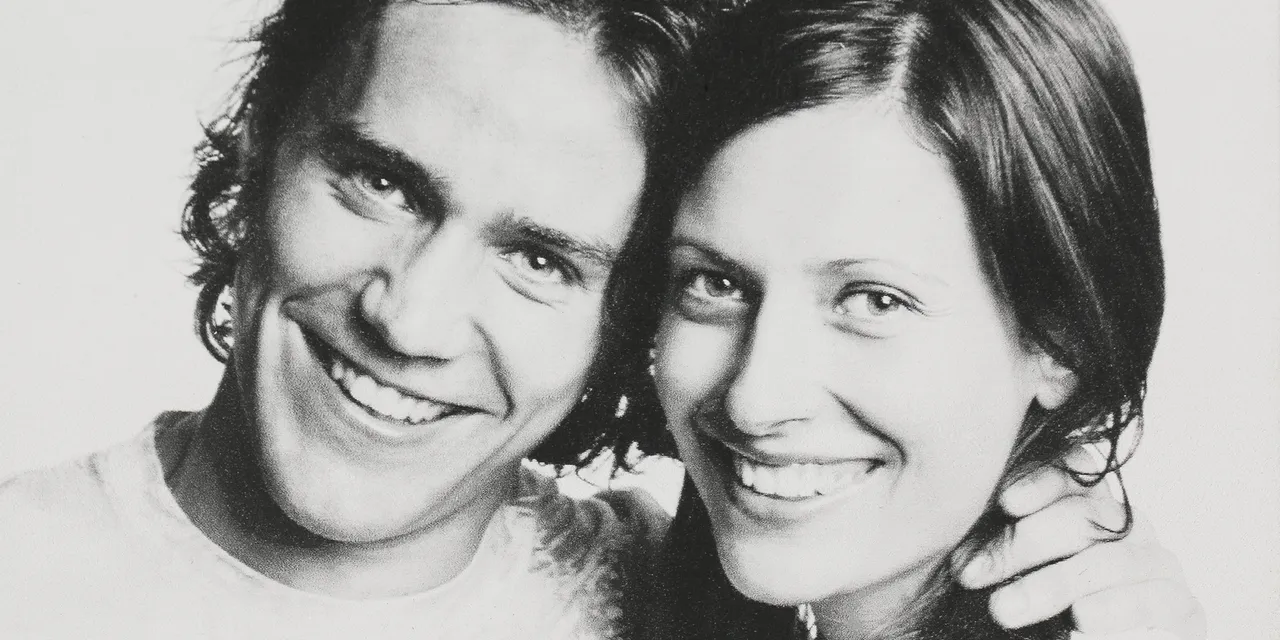 Fotografía de una pareja sonriente grabada con láser sobre madera utilizando la máquina láser Trotec Speedy CO₂.