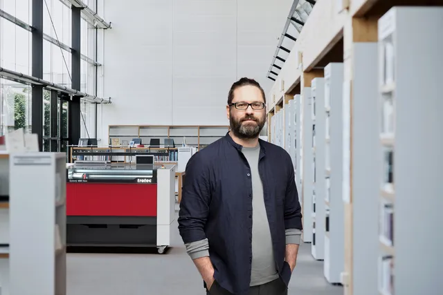 Man staat in moderne werkruimte bij Trotec Speedy 400 flexx lasergraveermachine