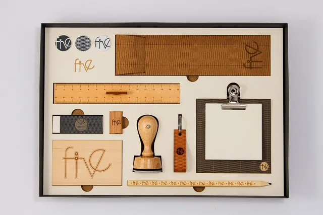 Individuelles Büro-Set aus Holz, präzise geschnitten und graviert mit Trotec Laserschneider