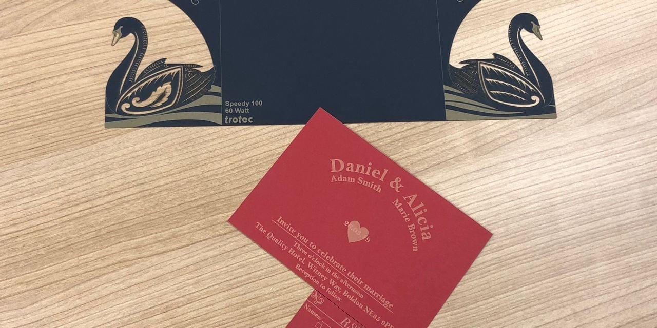 Assemblage invitation de mariage en papier