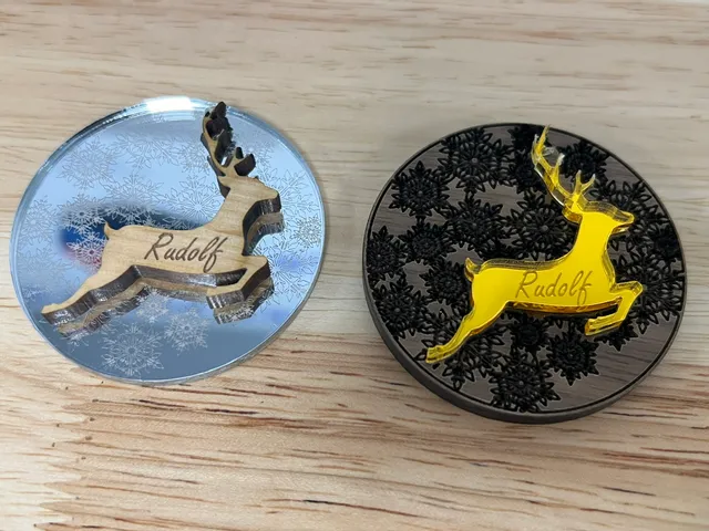 Trotec lasergeschnittene Rudolf-Rentier-Ornamente mit gravierter Schneeflocke auf Acrylunterlage