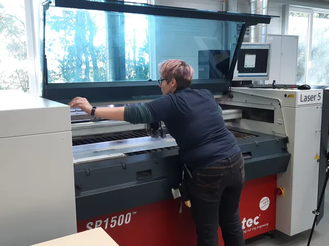 Produção em série com a máquina de corte a laser SP1500