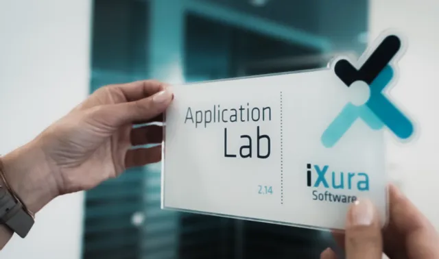 Kontorskilt i akryl, sandsynligvis indgraveret med Trotec-laserskærer, der viser iXura Software Application Lab