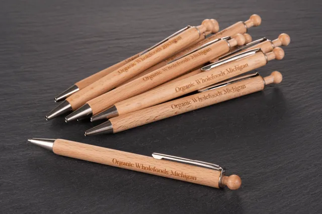 Penne in legno incise con laser CO₂ Trotec per il branding di Organic Wholefoods Michigan