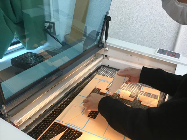 京都市立京都工学院高等学校でトロテック・レーザー加工機を使用している様子