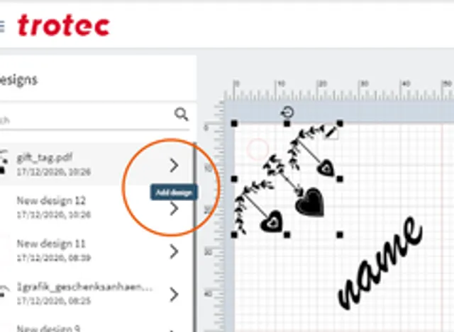 La interfaz del software Trotec Ruby muestra el diseño grabado por láser con corazones y nombre personalizado