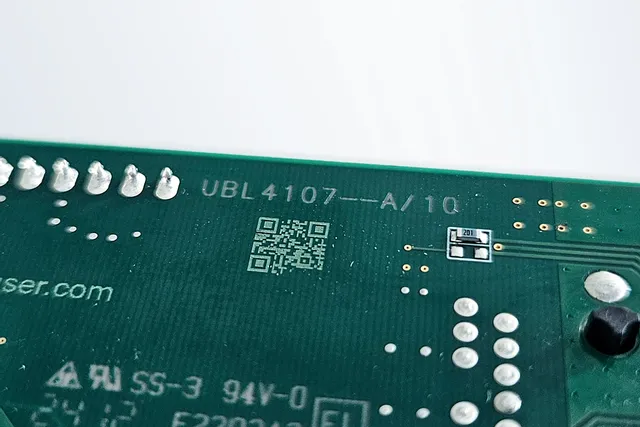 使用卓泰克激光打标技术在电路板上激光打标 QR 码和零件编号