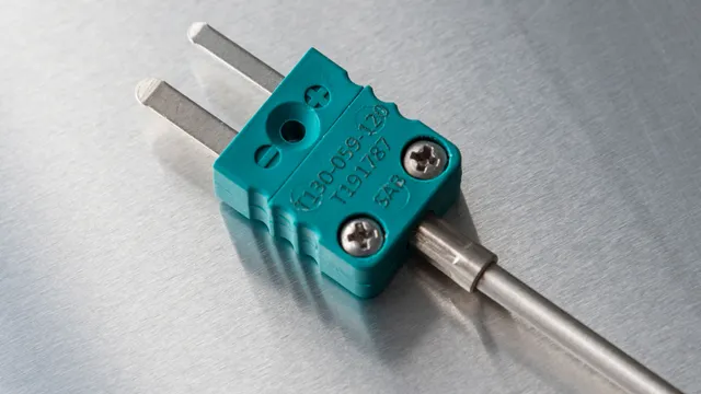 Placa metálica marcada con láser con número de serie utilizando el láser de marcado SpeedMarker de Trotec