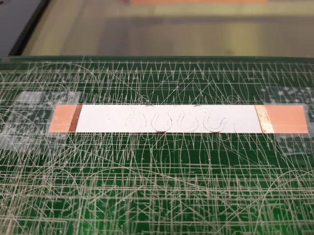 Trotec lasersnijder etst vlampatroon op met koper beklede printplaat