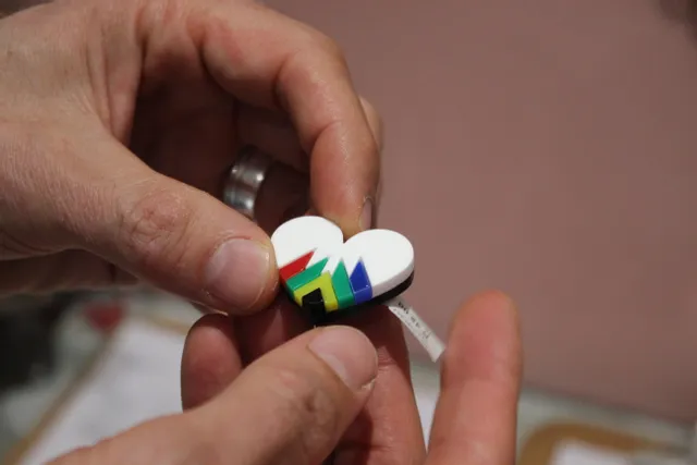 lasergeschnittenes Acrylabzeichen mit südafrikanischer Flagge