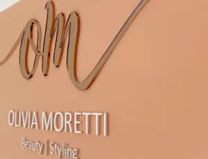 Elegant bord in Peach Fuzz van TroGlass-acrylplaten