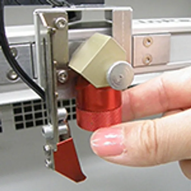 レーザー焦点合わせレンズ取り外し