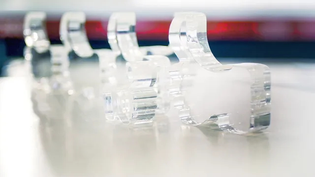 Precisionsskurna former i klar akryl tillverkade med laserskärare från Trotec CO₂