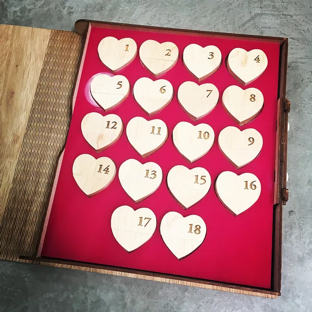 Taglio laser forme a cuore su legno con Speedy 300 Trotec