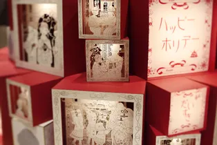 トロテック・レーザーカッターで制作した、赤い箱に彫刻を重ねたホリデーをテーマにしたペーパーアート・ディスプレイ